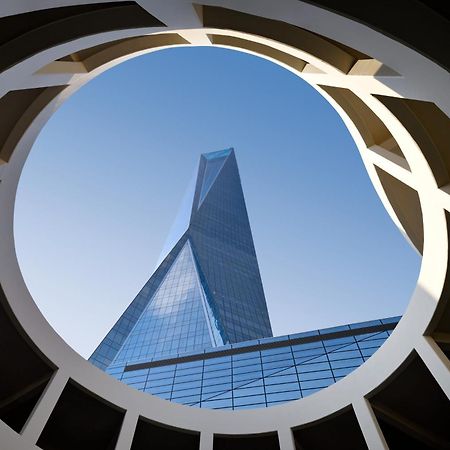 מלון So/ Uptown דובאי מראה חיצוני תמונה The building's distinctive triangular shape