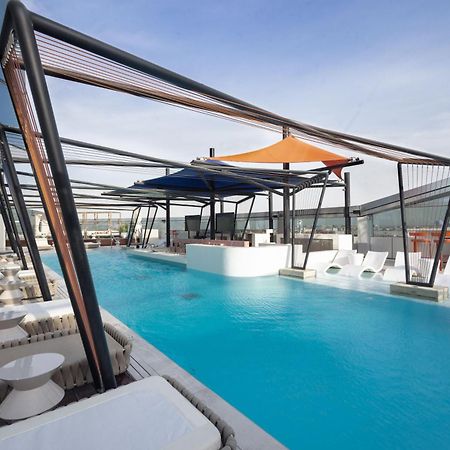 מלון So/ Uptown דובאי מראה חיצוני תמונה The rooftop pool at the hotel
