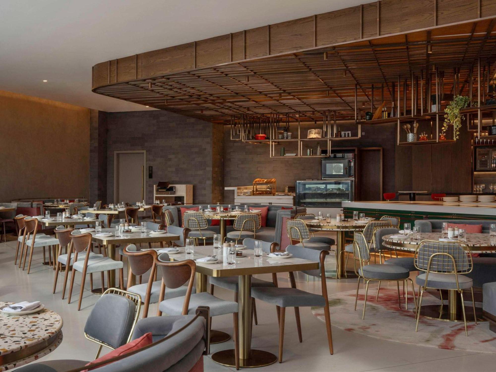 מלון So/ Uptown דובאי מראה חיצוני תמונה The restaurant's interior