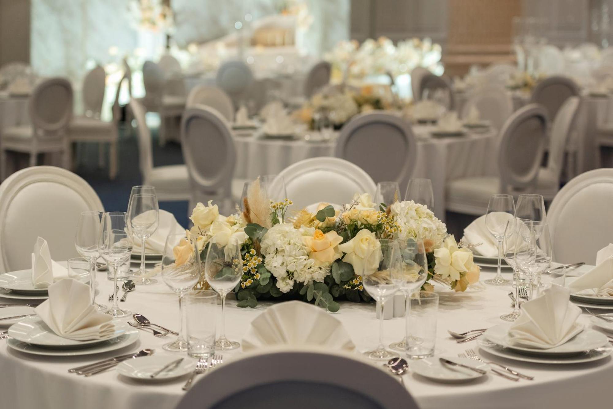 מלון So/ Uptown דובאי מראה חיצוני תמונה A table set for a formal dinner