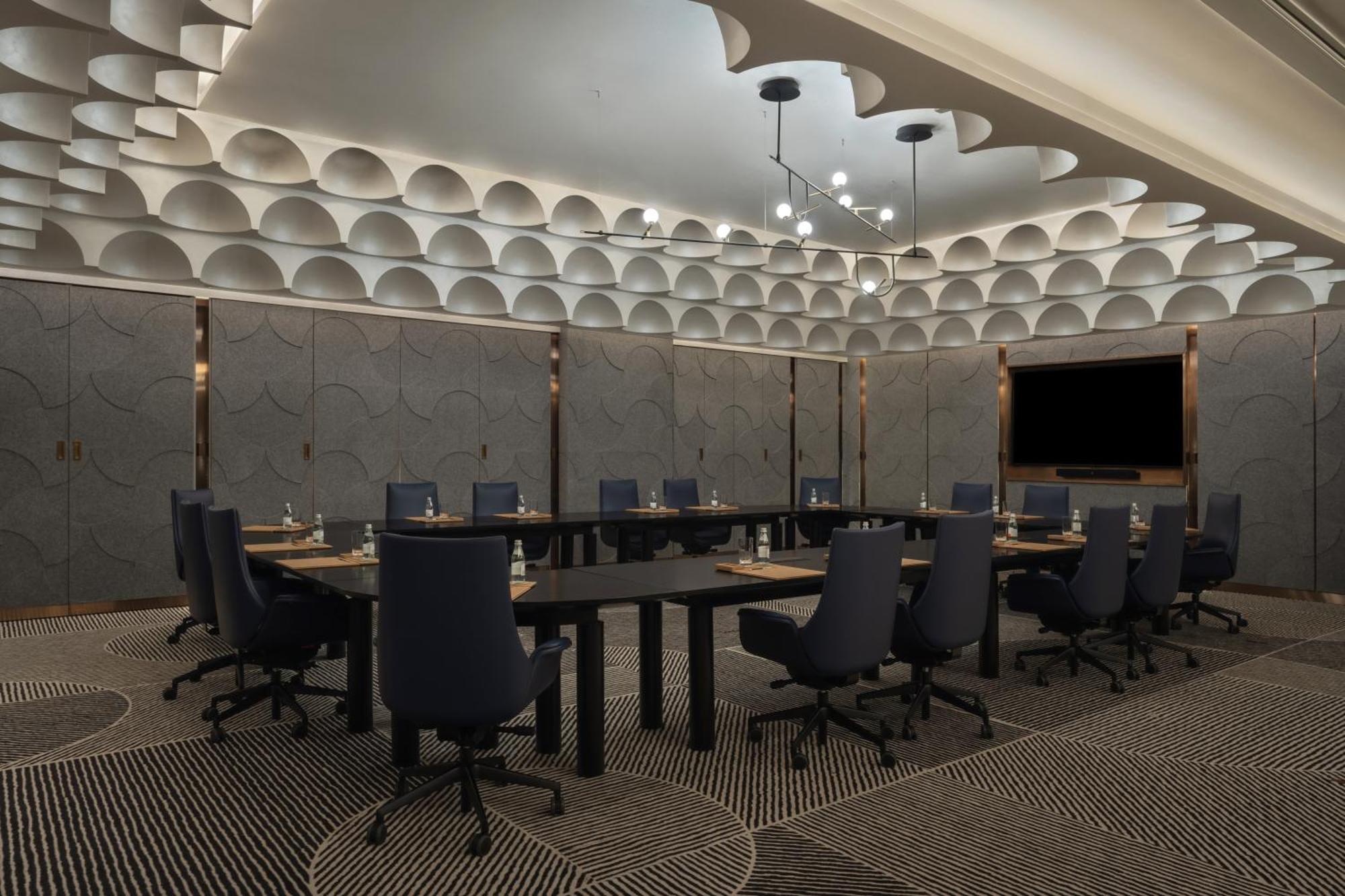 מלון So/ Uptown דובאי מראה חיצוני תמונה The meeting room of the Executive Council