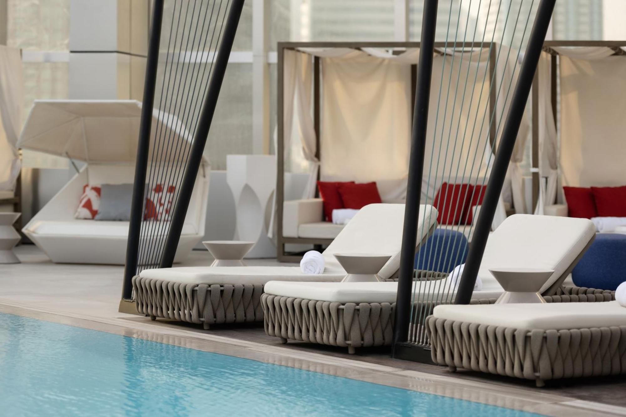 מלון So/ Uptown דובאי מראה חיצוני תמונה The pool at the hotel