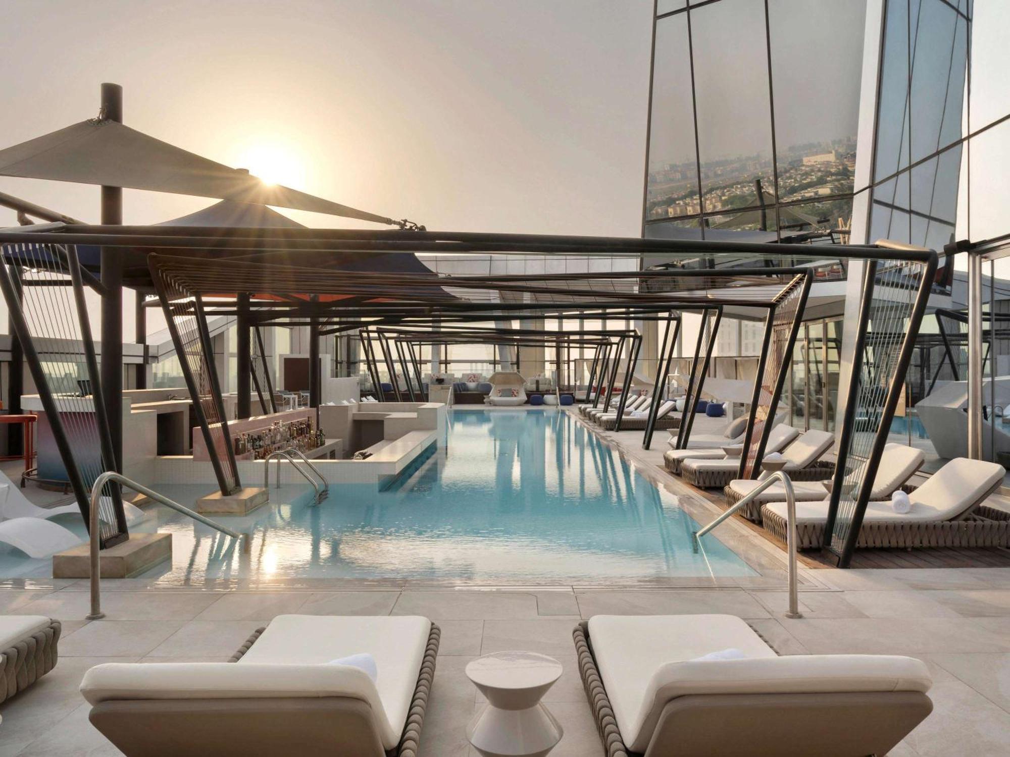 מלון So/ Uptown דובאי מראה חיצוני תמונה The rooftop pool at the hotel
