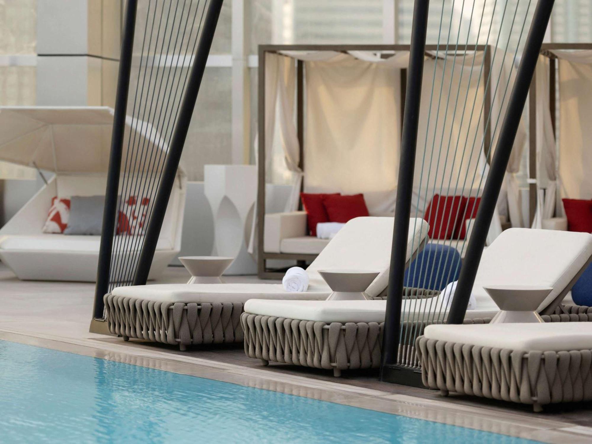 מלון So/ Uptown דובאי מראה חיצוני תמונה Cabanas at the pool