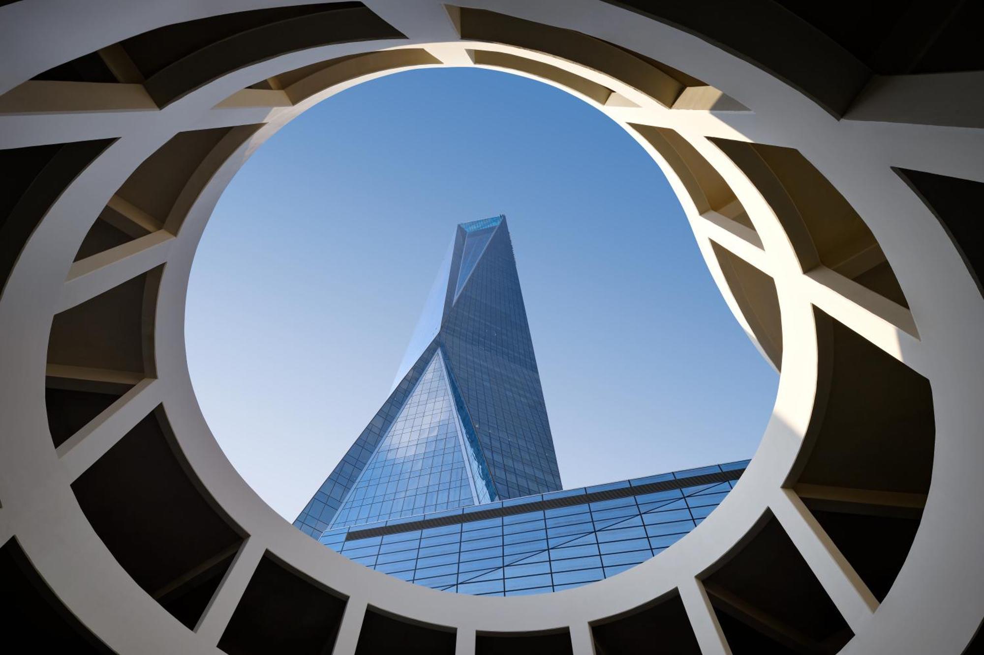 מלון So/ Uptown דובאי מראה חיצוני תמונה The building's distinctive triangular shape
