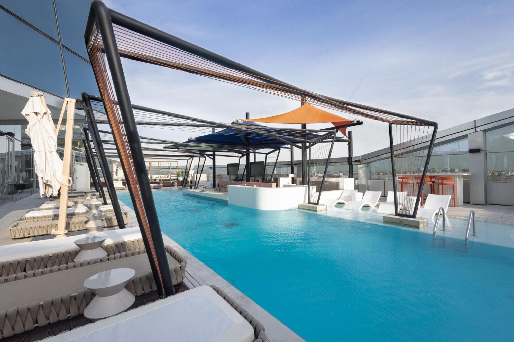 מלון So/ Uptown דובאי מראה חיצוני תמונה The rooftop pool at the hotel
